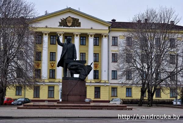 Authorities refuse to remove Lenin monument from central square after petition