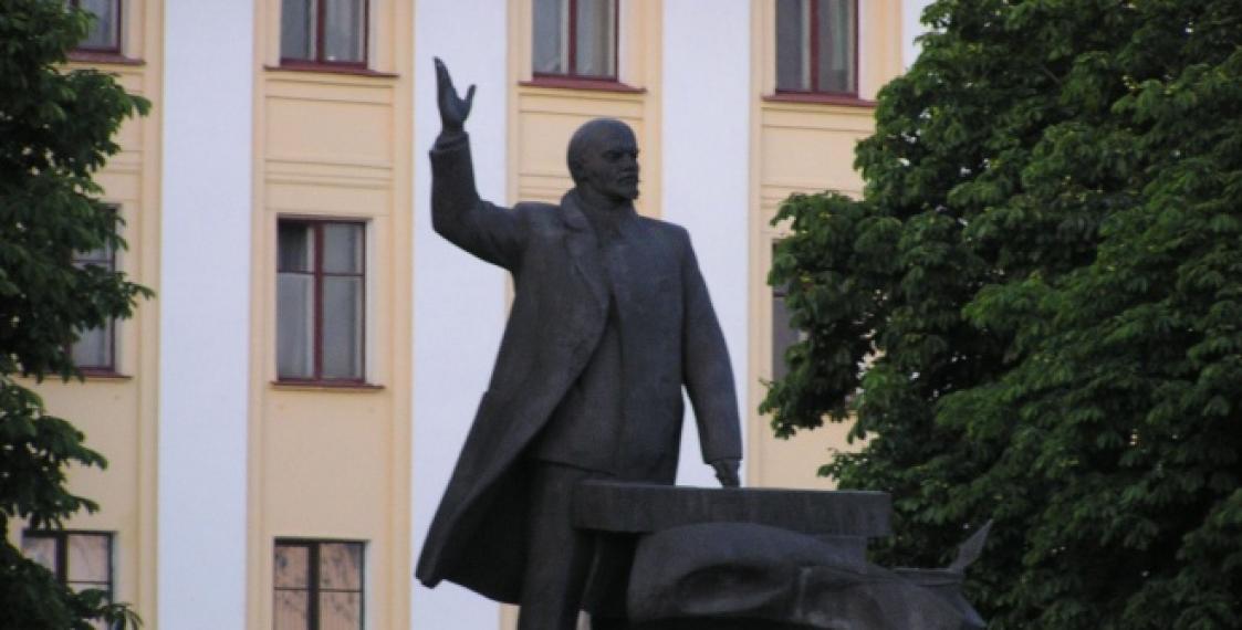 Authorities refuse to remove Lenin monument from central square after petition