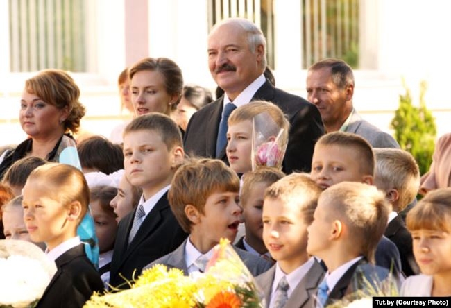 "Это ж какой взлет карьеры: из учительницы в сборщицу арбузов на президентском участке!"