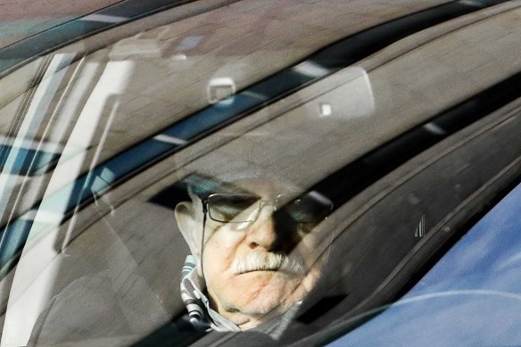 Немощного Джигарханяна под руки привели к гробу Захарова