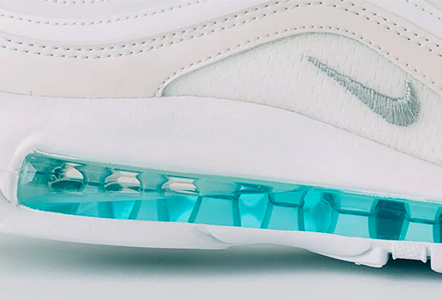 Созданы кроссовки со святой водой в подошве