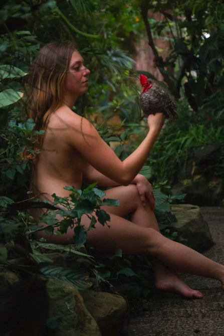 Голые студентки устроили фотосессию с животными