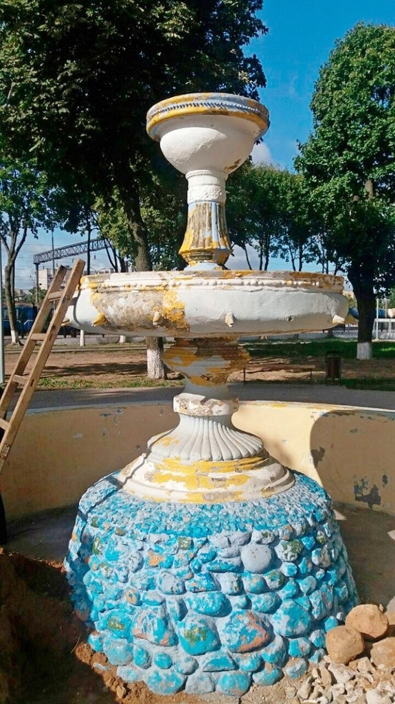 Ничего ценного, просто цемент. В Барановичах «раздолбали вдребезги» фонтан, которому 109 лет