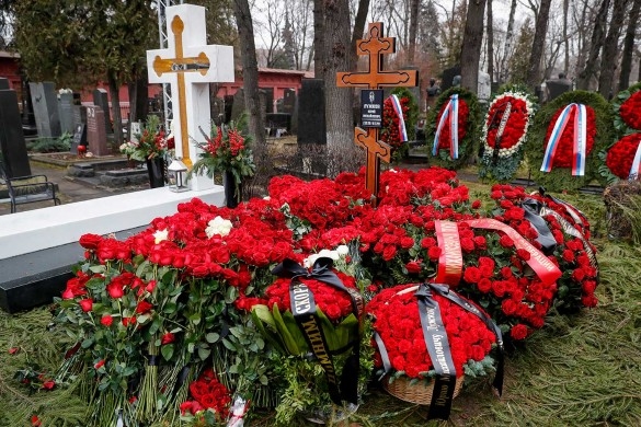 Без слез смотреть невозможно: могила Лужкова утонула