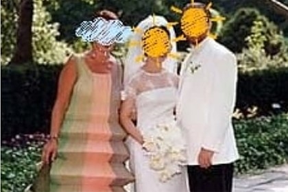 Мать невесты высмеяли из-за платья, в котором она пришла на свадьбу дочери