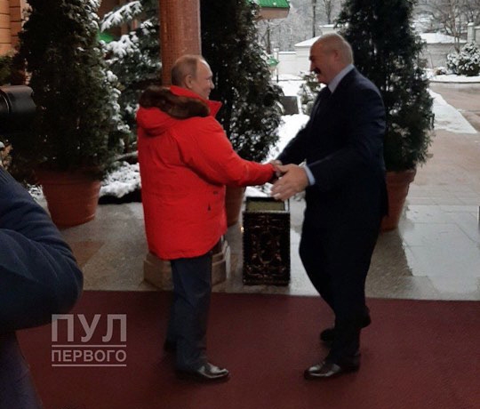 Лукашенко и Путин начали переговоры с жарких объятий. А затем уединились