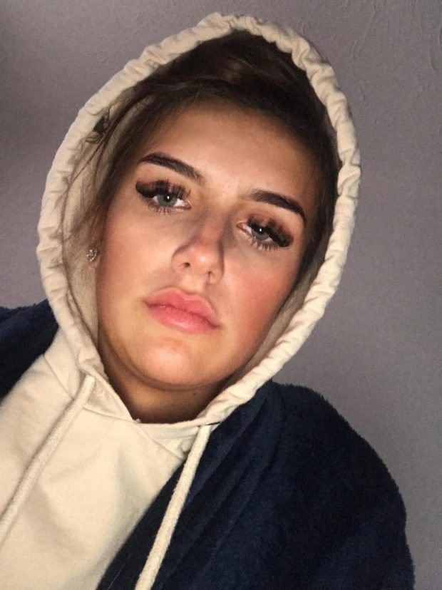 Девушка отправила друзьям обычное селфи, от которого они пришли в ужас