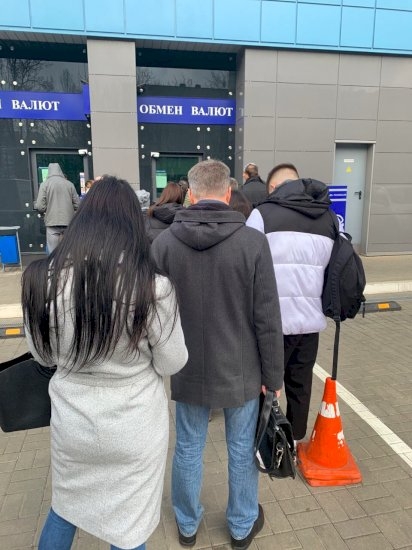 Фотофакт: Первые очереди возле обменников в Беларуси