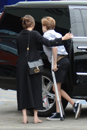 Первые фото дочери Джоли после операции появились в Сети