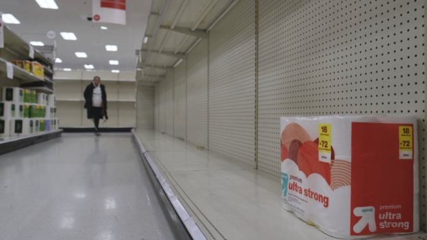 В ожидании пандемии американцы закупаются оружием. И туалетной бумагой