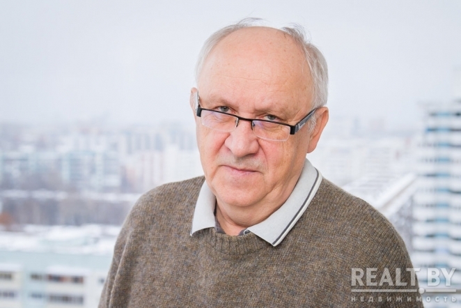 Экс-глава Нацбанка: "Не советую людям бросаться в обменники и покупать доллары и евро"