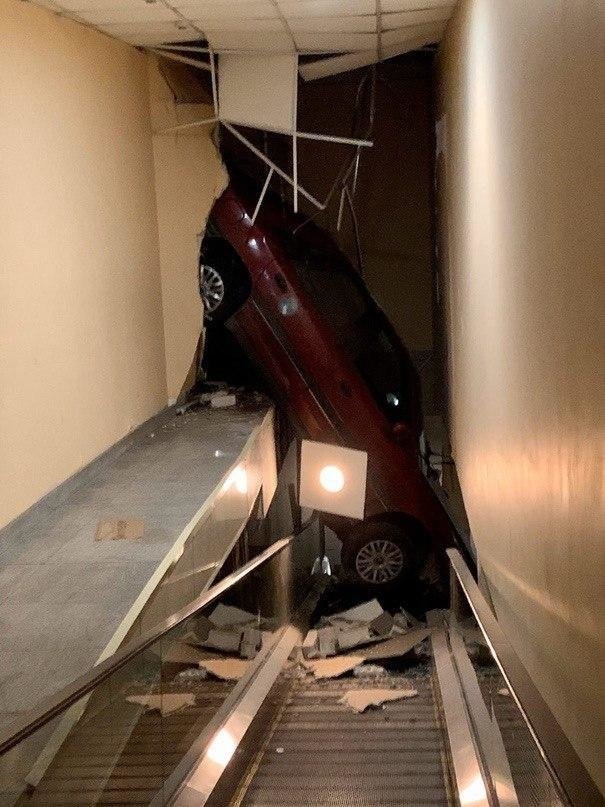 В "Арена Сити" девушка на "Рено" протаранила стену и вывалилась на эскалатор