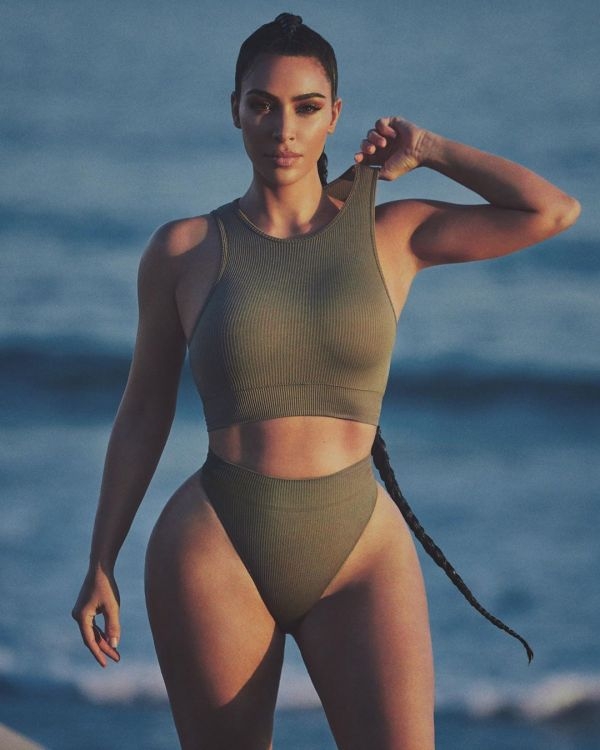 "Секс!": Ким Кардашьян снялась на пляже в нижнем белье