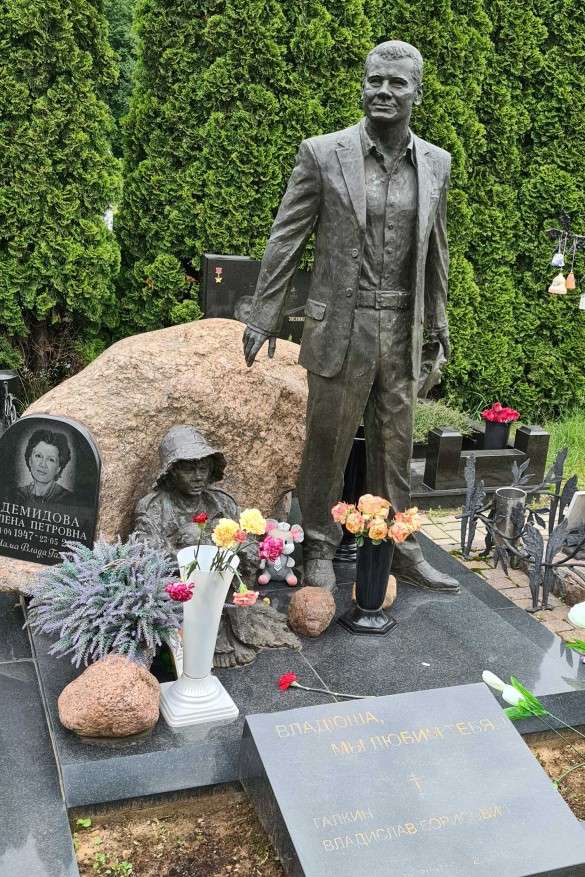 Дети несут цветы и игрушки к могиле внезапно умершего Галкина