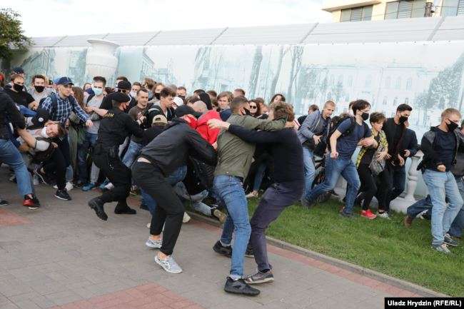 В Минске и других городах проходят стихийные акции протеста - обновляется