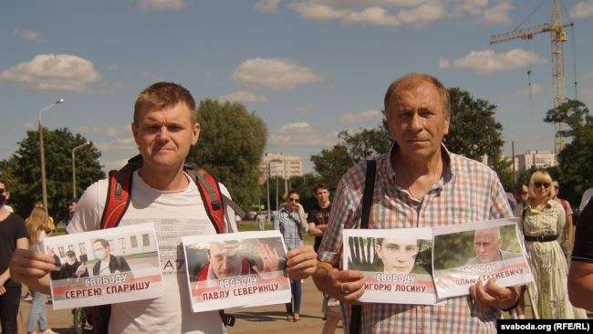 Предвыборный пикет Тихановской прошел у Ледового дворца — организаторы принесли позолоченный шлем