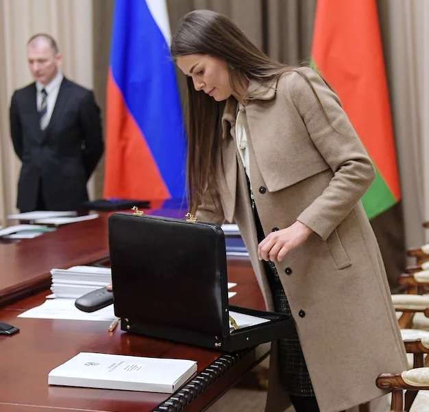 От Лукашенко ушла «культовая помощница». 5 ярчайших моментов, которыми она запомнилась