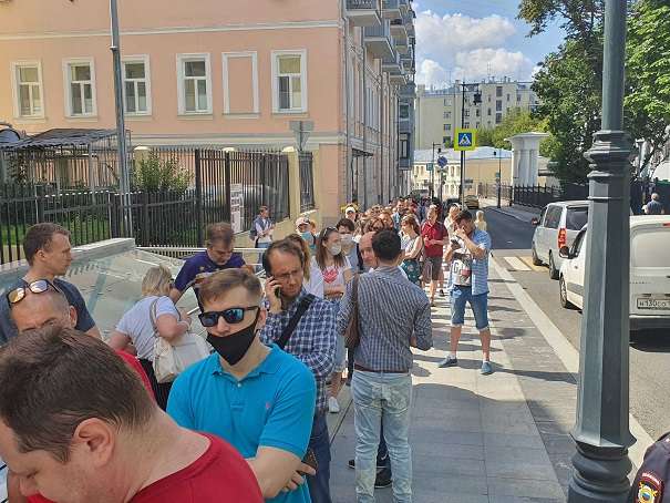 «И вот после такой очереди ему напишут 70%?» В Москве километры людей перед посольством Беларуси