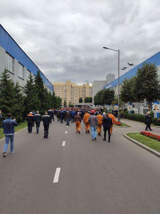 «Людей много, тяжело сосчитать». Работники БЕЛАЗа вышли с требованием честных выборов