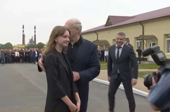 Чем Лукашенко удивил на «Дзержинском»: повертел девочкой-подростком и другие моменты