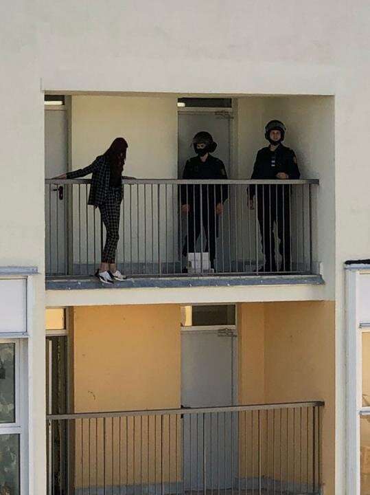 Во «Дворе перемен» в Минске девушка пыталась прыгнуть с балкона 20-го этажа, ее спасли