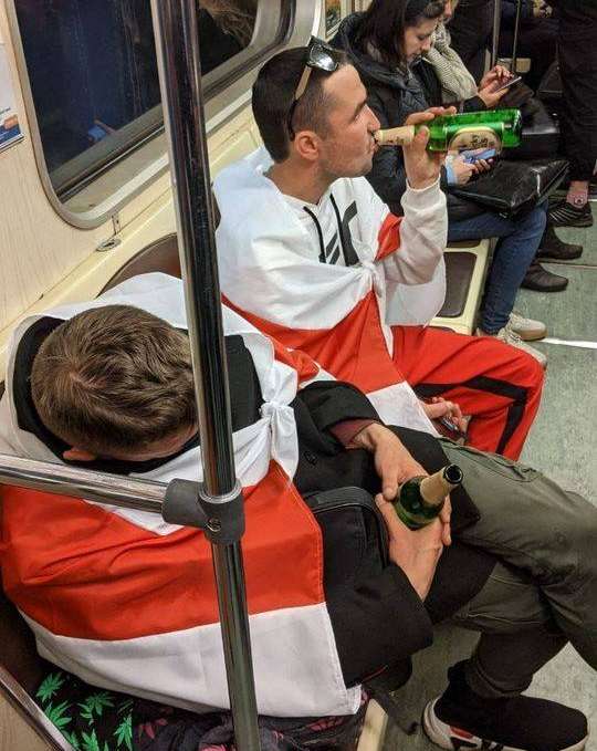 Дешевый спектакль от МВД: в метро катались молодые люди с бело-красно-белыми флагами и пивом