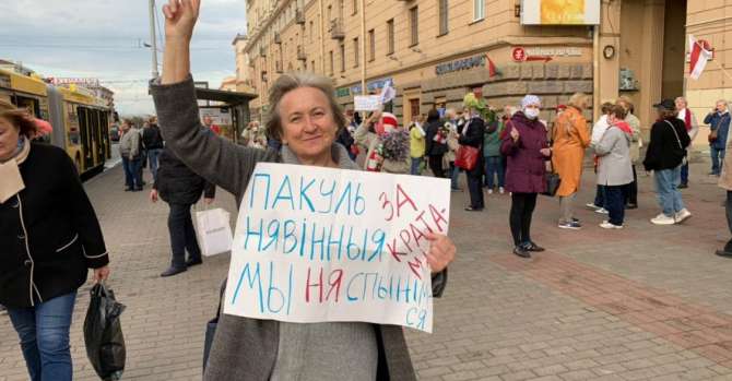 Belarus protests: Pensioners march through Minsk