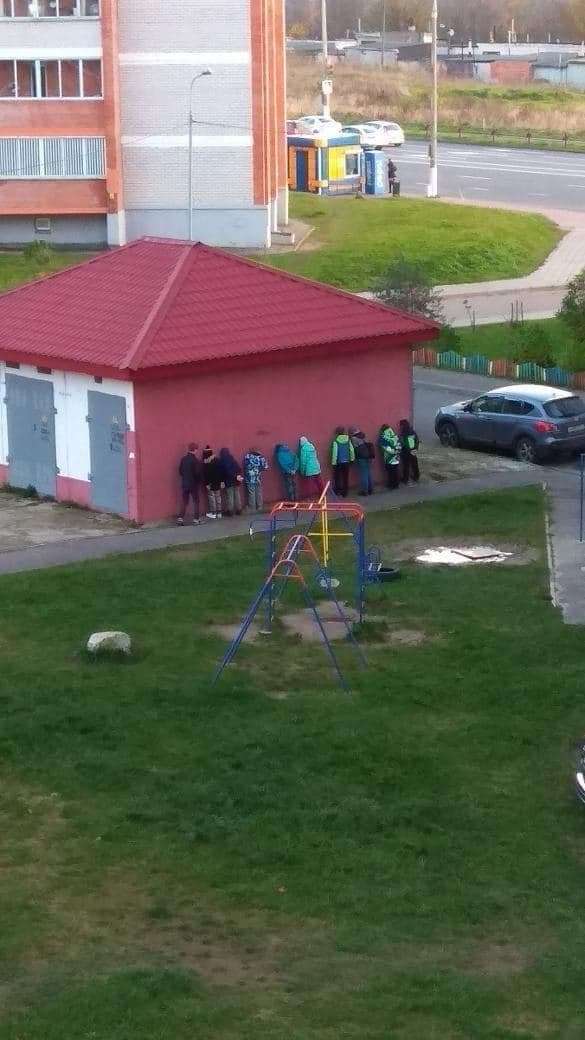 «Делятся на омоновцев и людей»: сеть поразило фото детской игры в Беларуси