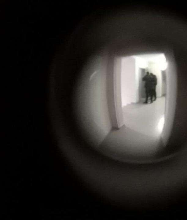 Спецоперация в ЖК «Каскад» — приехало восемь бусов, силовики ломятся в квартиры