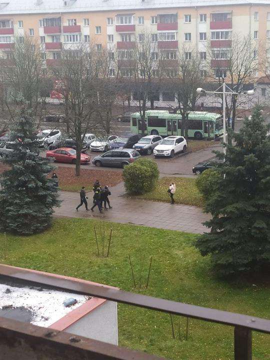 В разных районах Минска силовики задерживают участников воскресного марша