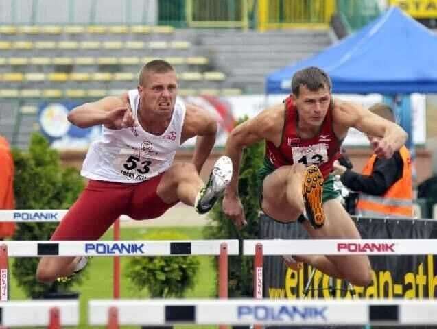 Убегая от силовиков, мужчина прыгнул в воду, но его вытащили. Он оказался известным легкоатлетом
