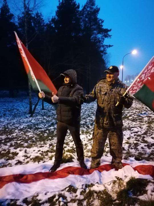 Участники провластного автопробега в «Тростенеце» топтали бело-красно-белый флаг