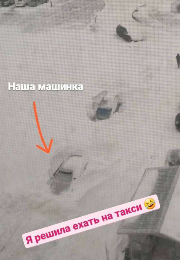 За этим авто следил весь Гродно. Как водитель откапывал свою Mazda, которая почти скрылась под снегом
