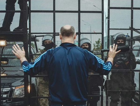 «Выхватил у милиционера травматический пистолет». Задержанного во время марша в Дрозды, обвиняют… в ограблении