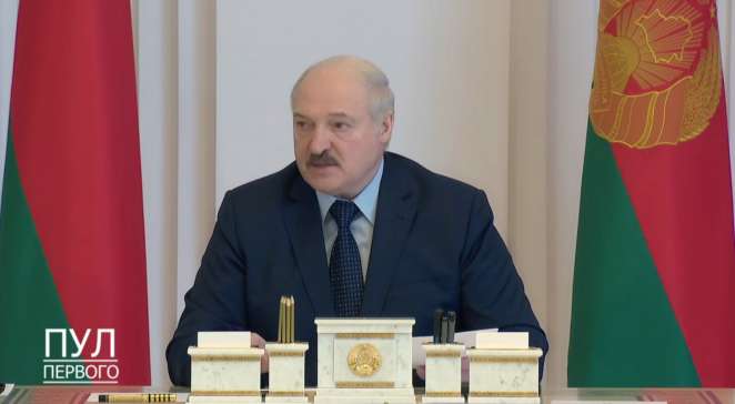 Фотофакт. Лукашенко и черно-золотая ручка
