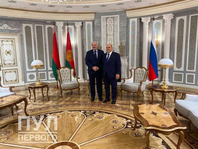 Никакой дистанции. Совместное фото Лукашенко и Мишустина в каминном зале Дворца независимости