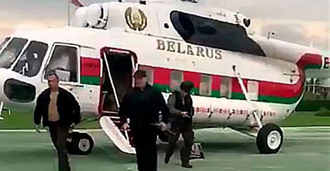Лукашенко с вертолета инспектирует окончание посевной