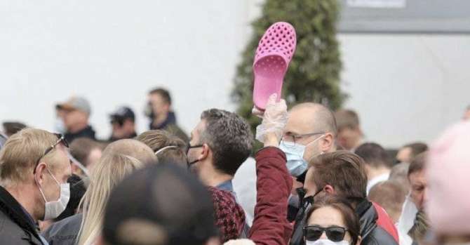 Man Sentenced To 15 Days Of Arrest For Pink Slipper With White Stripe