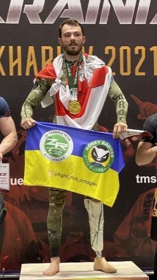 Белорусский боец поднялся на пьедестал с бело-красно-белым флагом