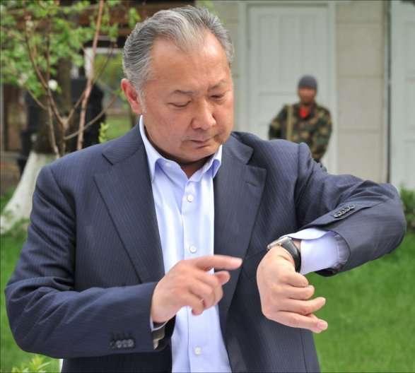 Вслед за Акаевым в Киргизию возвращается и второй экс-президент Бакиев. Тоже за золотом