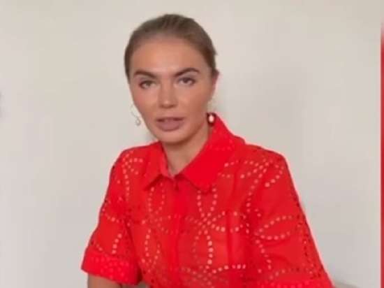 Собчак вычислила стоимость красного платья Кабаевой с домашнего видео