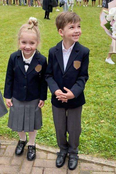 Под руку с детьми и внучкой: Галкин заснял нестареющую Пугачеву на школьной линейке