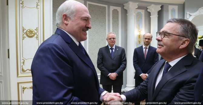 Фазель назвал самой большой ошибкой в карьере объятия с Лукашенко