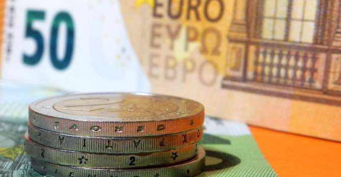 Евро рухнул до минимума более чем за 13 месяцев утром 27 сентября