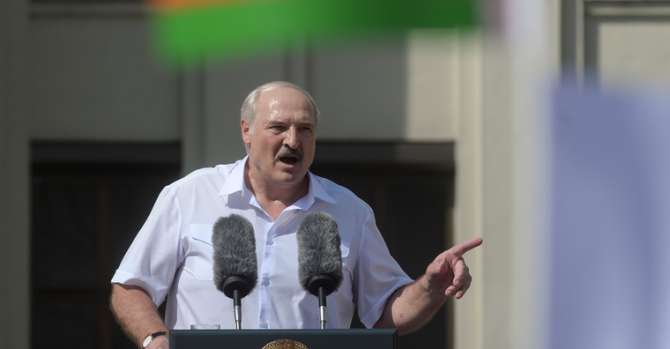 Карты на столе: Лукашенко хочет монарший статуc