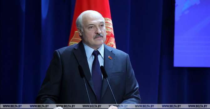 Lukashenko urges to bolster economy to survive geopolitical confrontation