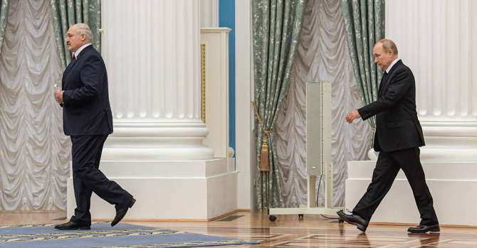 Политолог: «Путин с удовольствием смотрит, как Лукашенко тыкает палкой в Европу, но юридически остается вне игры»