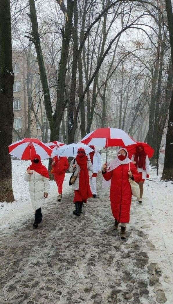 Минчанки в бело-красно-белом вышли на прогулку