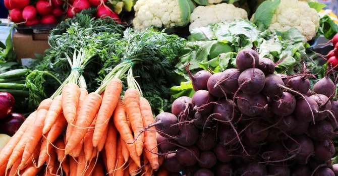 Власти будут сдерживать цены на импортные овощи и фрукты и на отечественные сыры