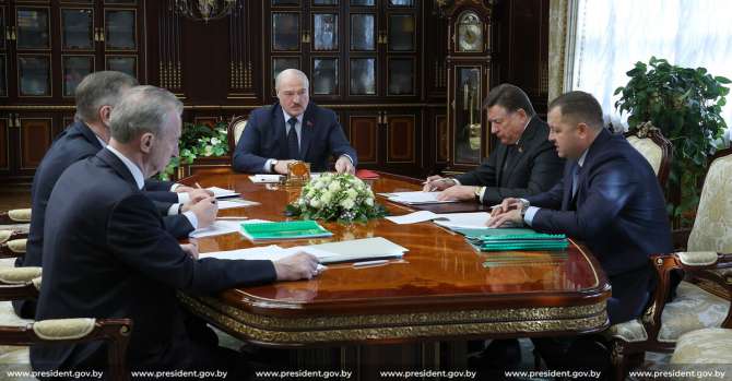 Санкции действуют: Лукашенко озаботился деревообработкой